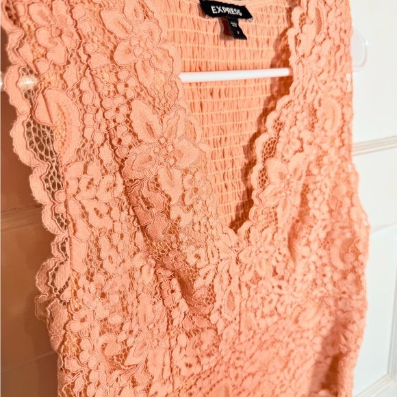 Express Cropped Coral Lace Women's Blouse - Picture 4 of 4